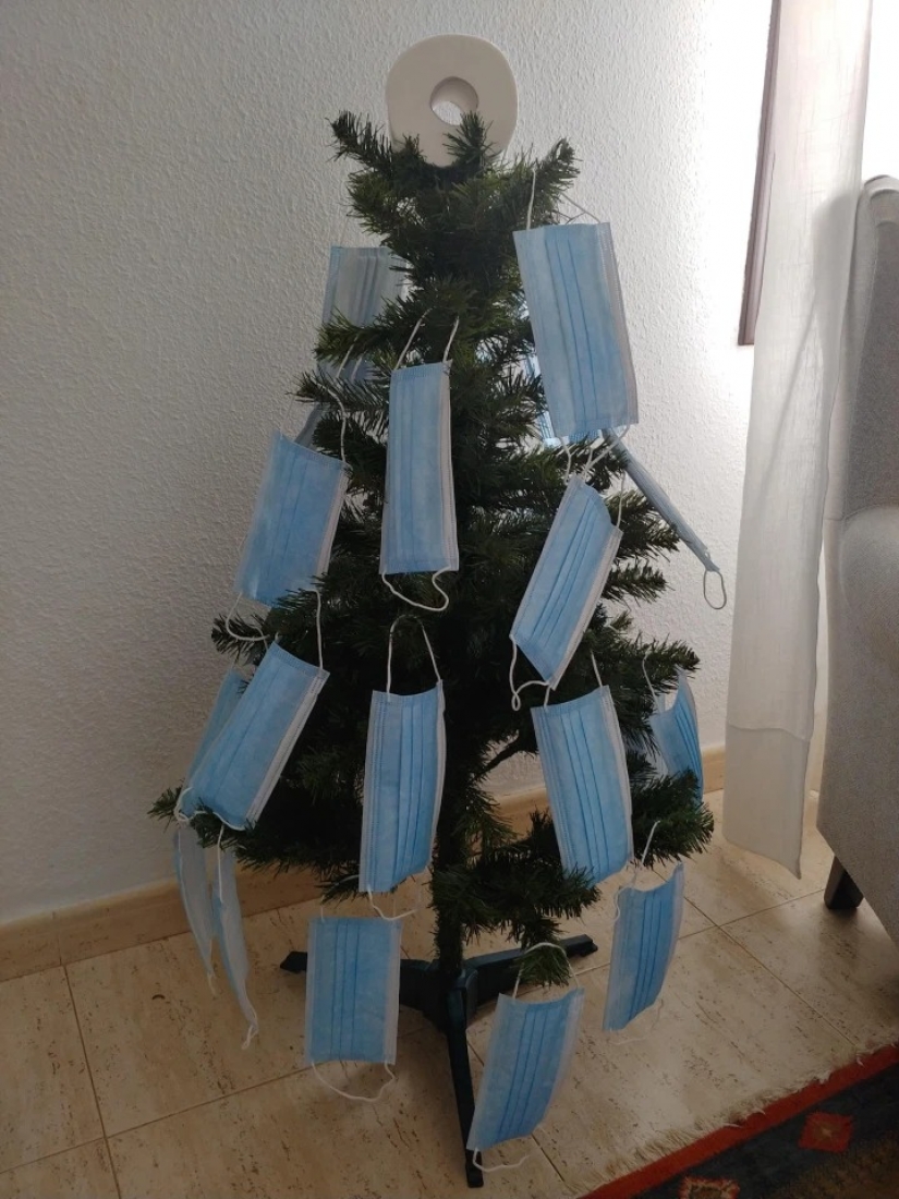 Uno, dos, tres! La corona, ¡fuera! El Británico decorar el árbol de Navidad en el estilo de Covid-19 y compartir las fotos en redes sociales Uno, dos, tres! La corona, ¡fuera! El Británico decorar el árbol de Navidad en el estilo de Covid-19 y compartir las fotos en redes sociales