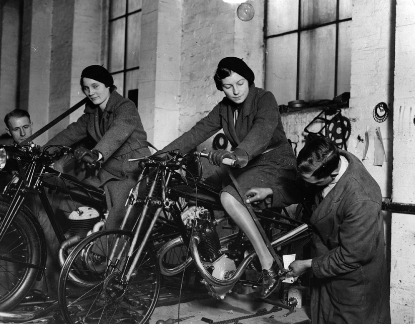 Vintage foto de chicas interesantes en las motocicletas Vintage foto de chicas interesantes en las motocicletas