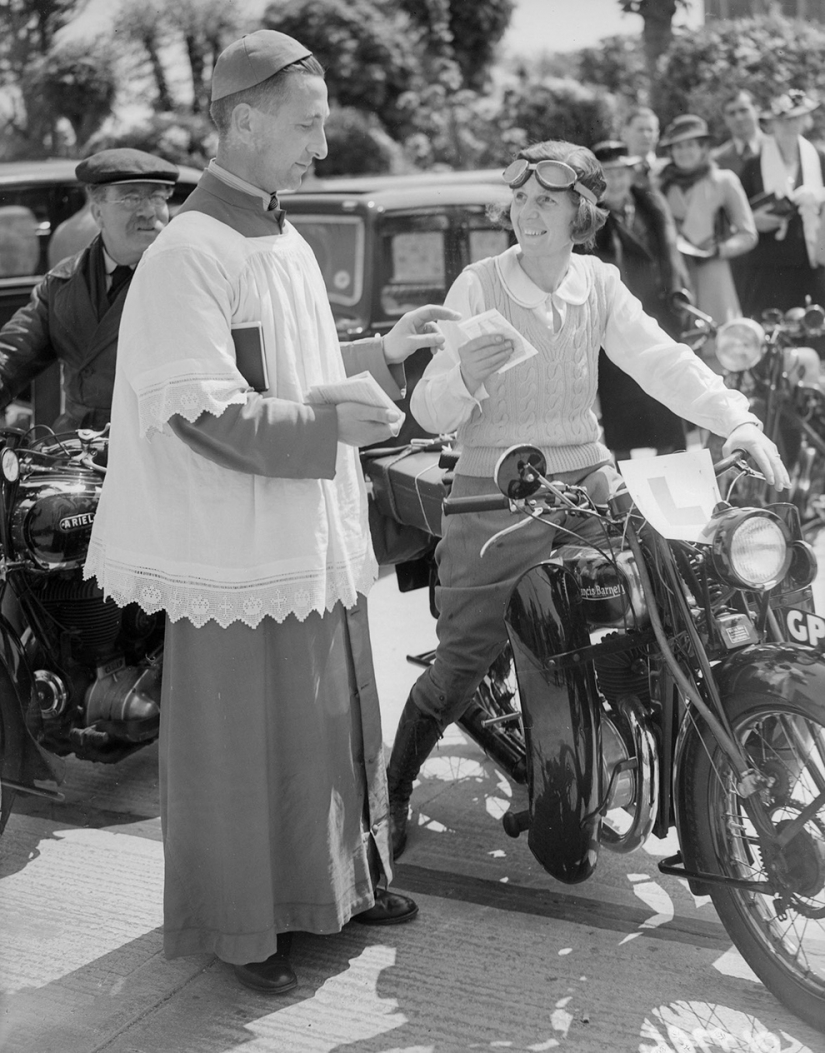 Vintage foto de chicas interesantes en las motocicletas Vintage foto de chicas interesantes en las motocicletas