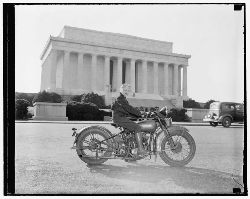 Vintage foto de chicas interesantes en las motocicletas Vintage foto de chicas interesantes en las motocicletas