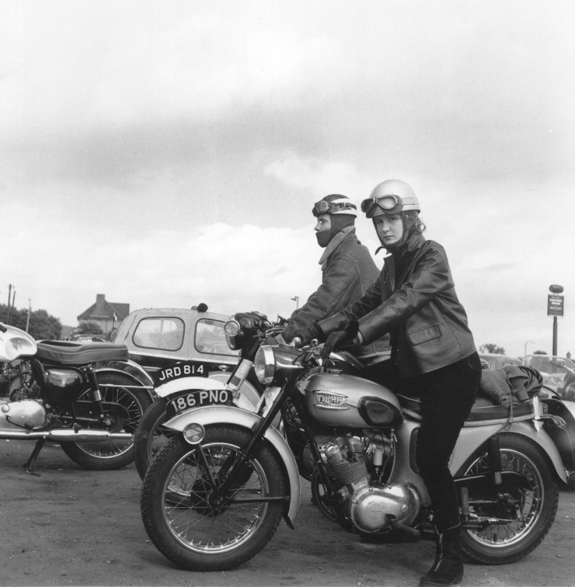 Vintage foto de chicas interesantes en las motocicletas Vintage foto de chicas interesantes en las motocicletas