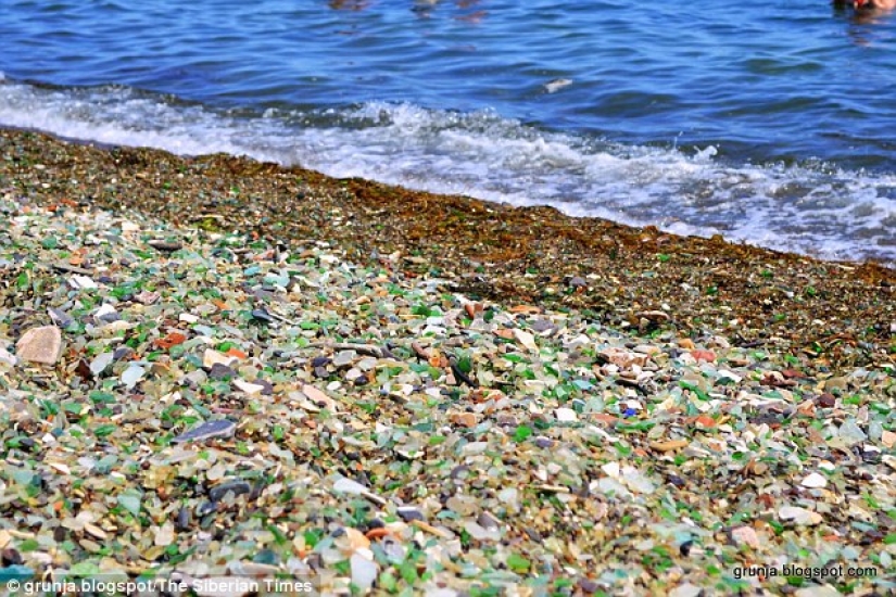 "Vodka" playa en Primorje — botellas de los vertederos para la atracción turística "Vodka" playa en Primorje — botellas de los vertederos para la atracción turística