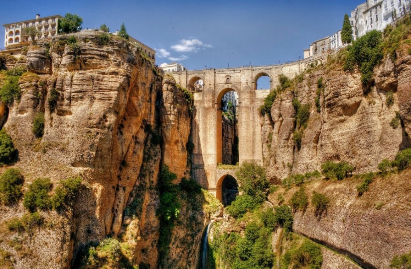 Volando sobre el desfiladero de la serranía de Ronda: una extraordinaria ciudad en las rocas Volando sobre el desfiladero de la serranía de Ronda: una extraordinaria ciudad en las rocas