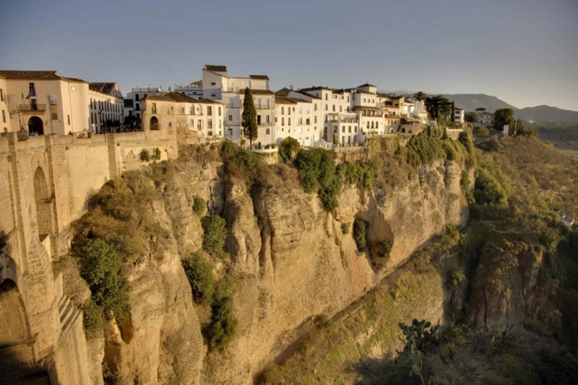 Volando sobre el desfiladero de la serranía de Ronda: una extraordinaria ciudad en las rocas Volando sobre el desfiladero de la serranía de Ronda: una extraordinaria ciudad en las rocas