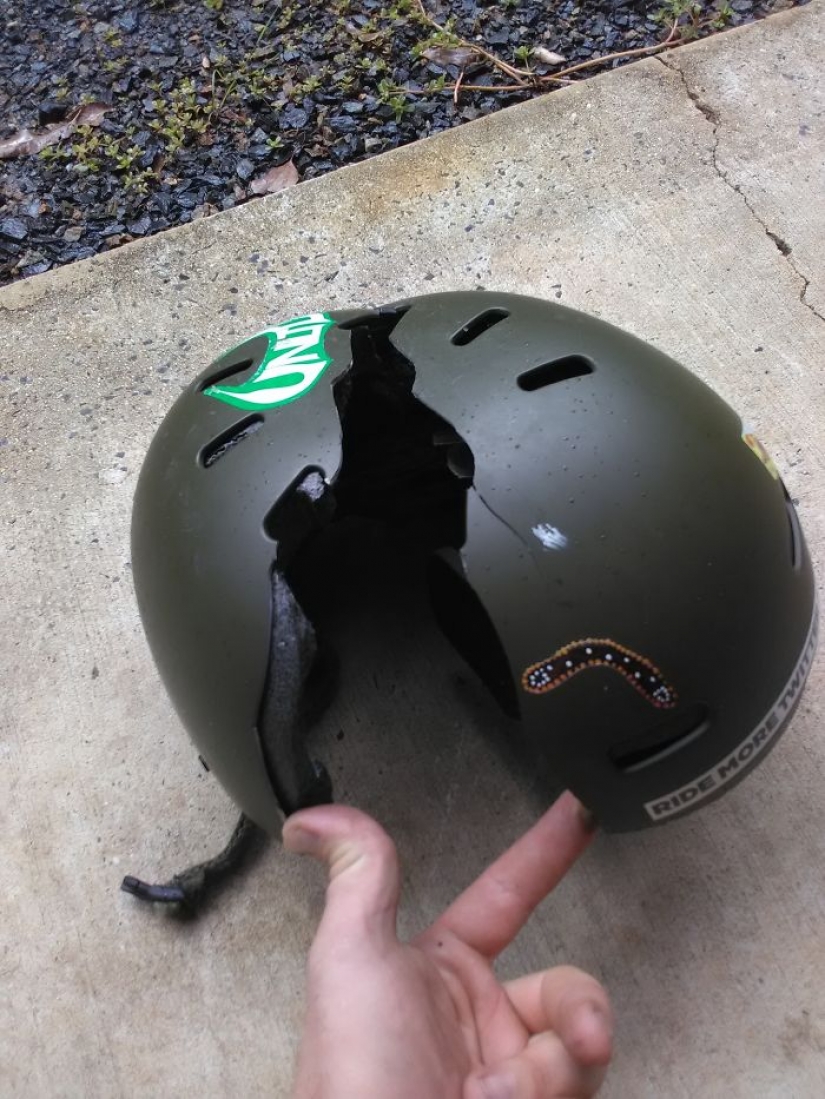 Watch your head: victims in accidents shared the photos of helmets that saved their lives Watch your head: victims in accidents shared the photos of helmets that saved their lives
