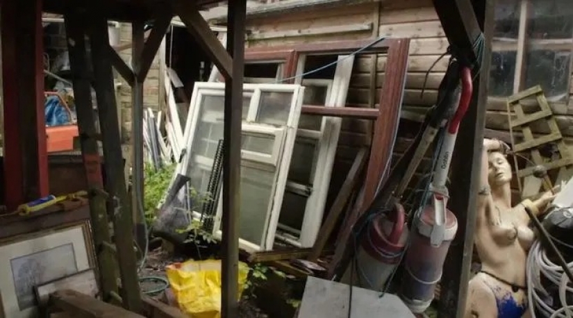 When life turns into trash: British television showed the home of the most terrible hoarders of the country