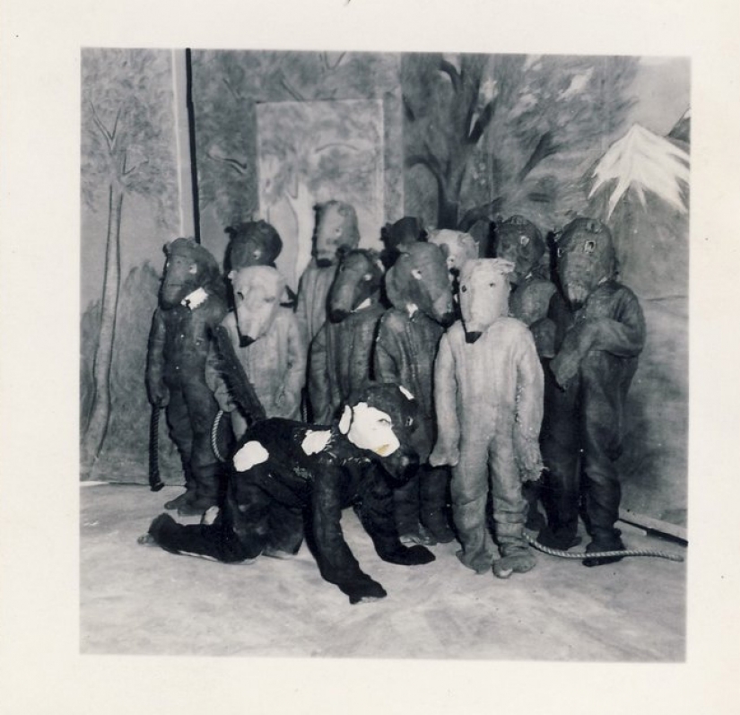 While visitors to the quarantine, the museums of the world had a contest on the most macabre exhibit