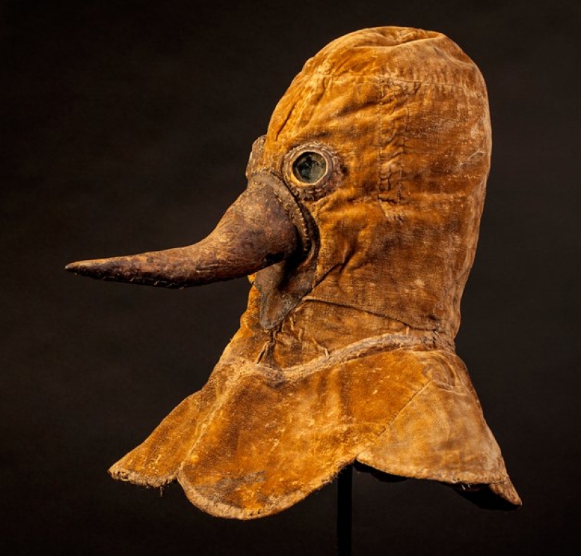 While visitors to the quarantine, the museums of the world had a contest on the most macabre exhibit
