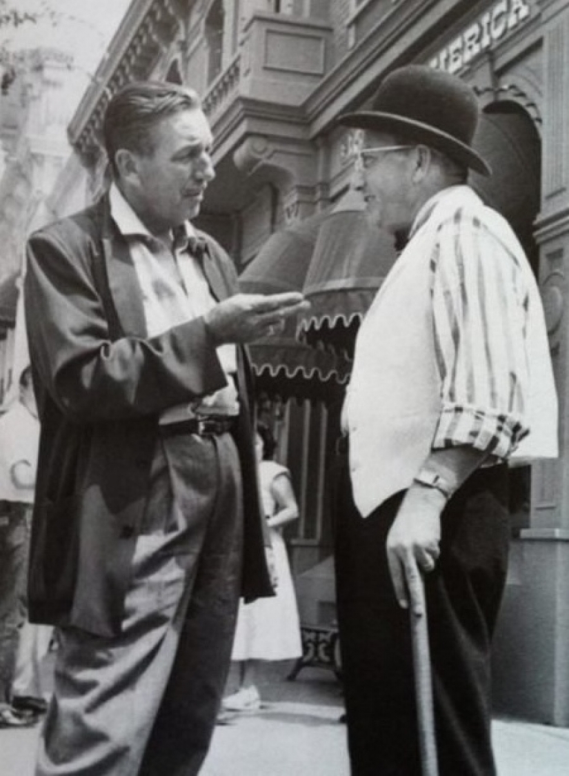 Why Walt Disney in all his photos shows two fingers Why Walt Disney in all his photos shows two fingers
