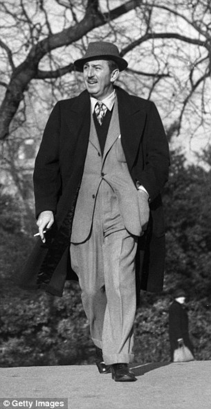 Why Walt Disney in all his photos shows two fingers Why Walt Disney in all his photos shows two fingers