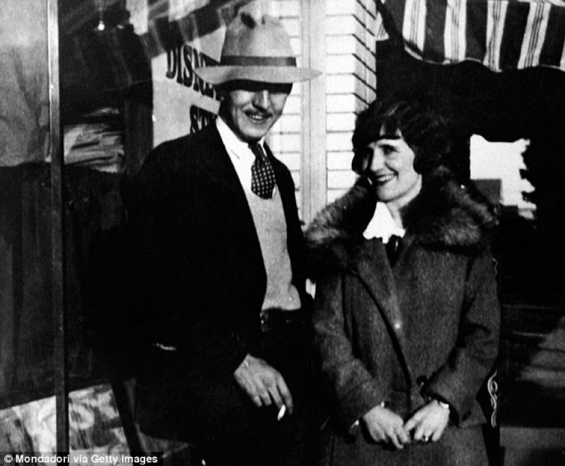 Why Walt Disney in all his photos shows two fingers Why Walt Disney in all his photos shows two fingers