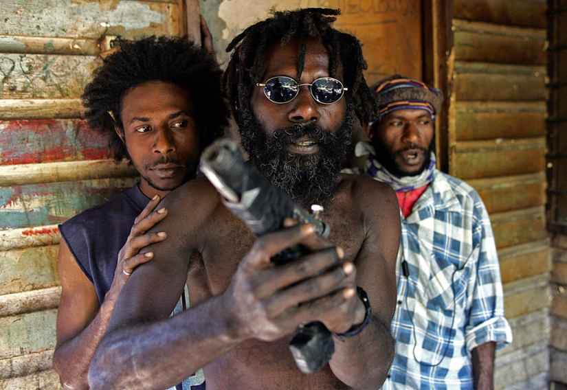 Wild customs: the everyday life of the youth of the gangs of Papua New Guinea