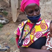 Y todavía se quejan de la vida? La viuda cuidó de ocho niños de la sopa de piedras de la pobreza extrema