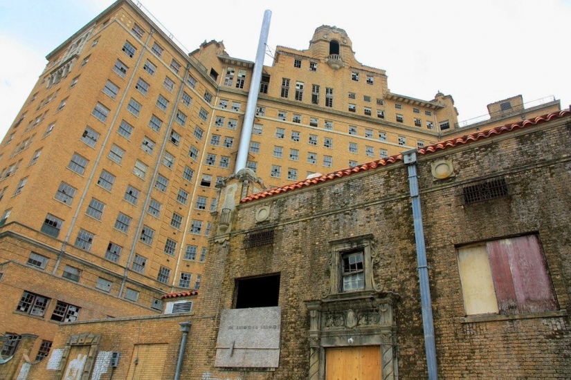 10 abandoned skyscrapers and towers of the world for fans of extreme sports