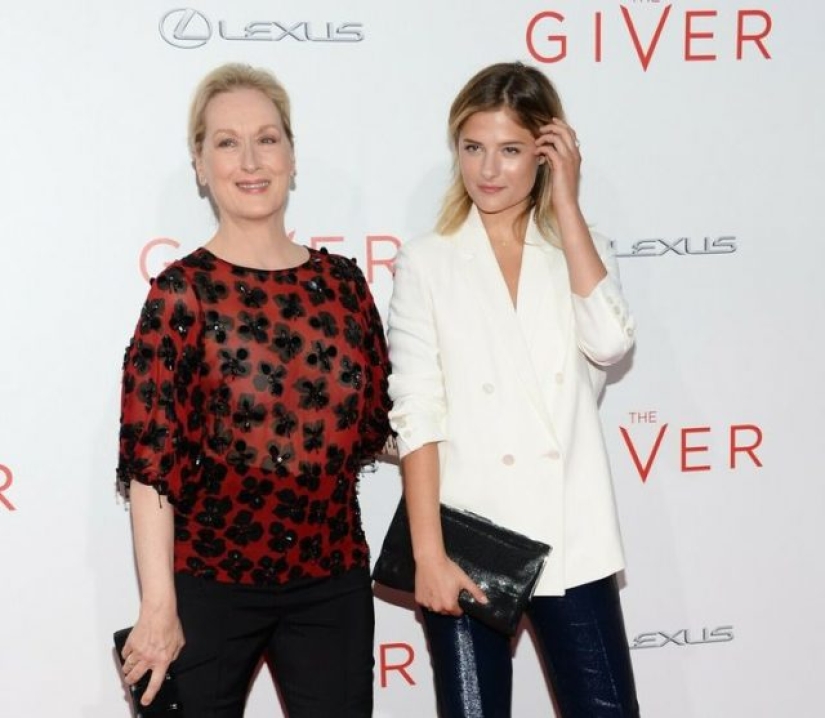 10 mujeres famosas que abandonaron todos los estereotipos y se convirtieron en madres después de los 40 10 mujeres famosas que abandonaron todos los estereotipos y se convirtieron en madres después de los 40