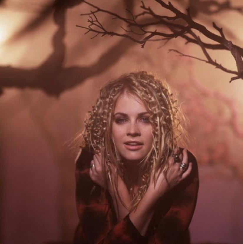 15 celebridades que se convirtieron en víctimas de la moda de los años 90