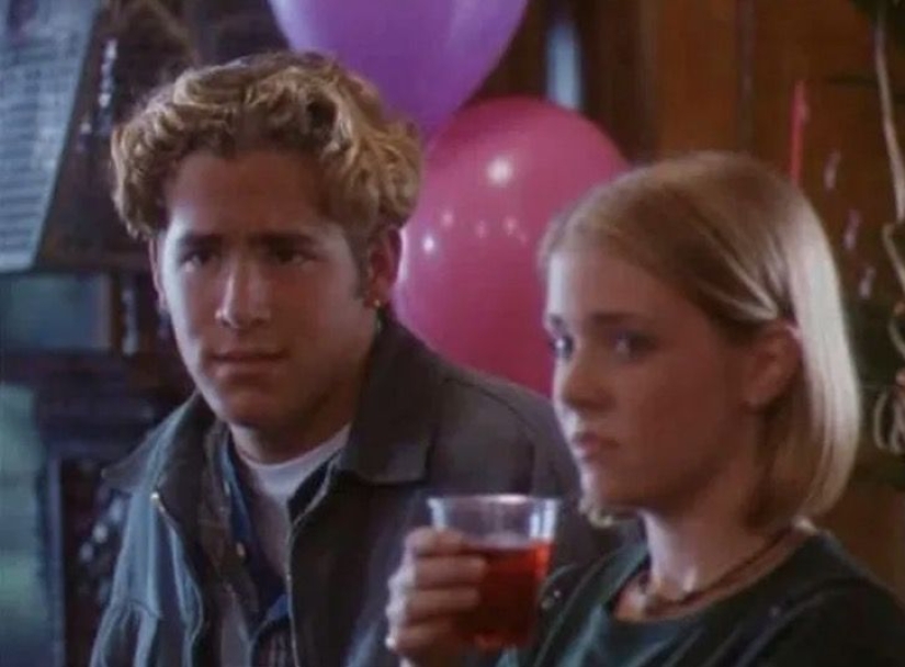 15 celebridades que se convirtieron en víctimas de la moda de los años 90