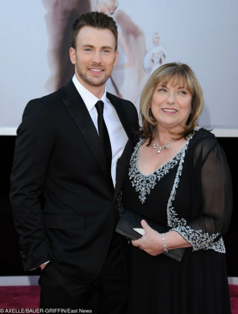 15 famous people who, despite their success, continue to show their mothers how much they love them