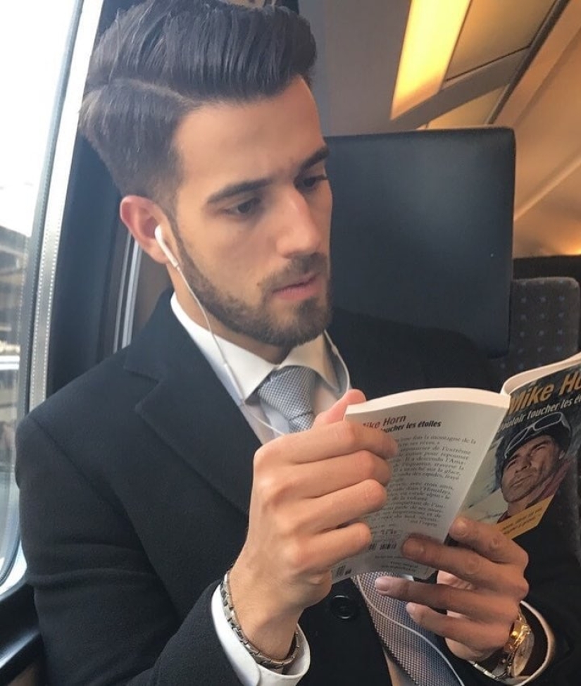 15 hot guys with books, or What is "love at first sight" 15 hot guys with books, or What is "love at first sight"
