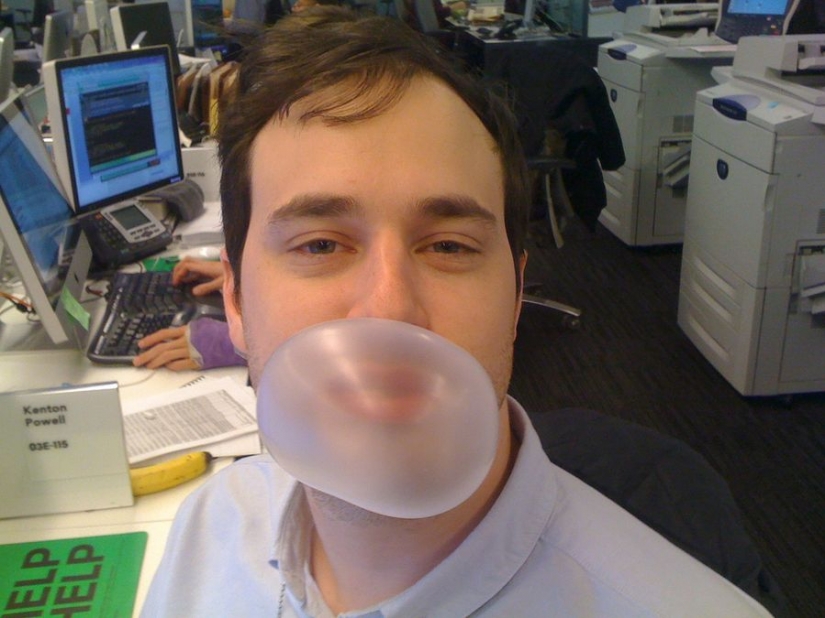 15 profesiones extrañas que pagan dinero muy real por ellos