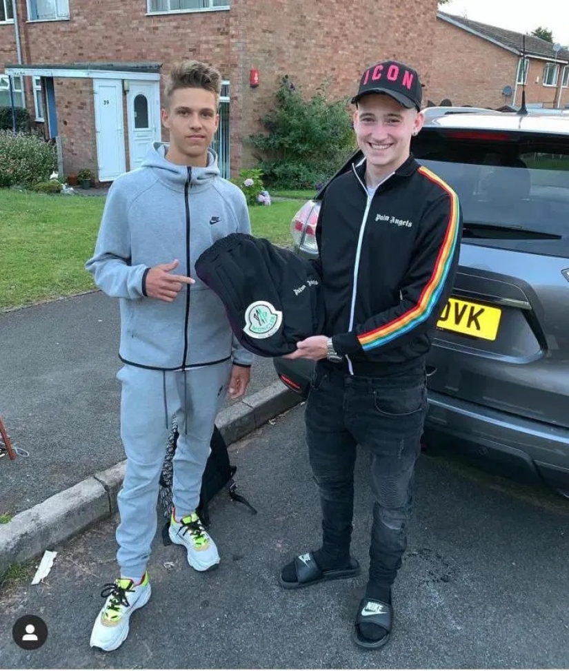 17 años Fedor obtiene ronda suma, trabajar como personal shopper para los jugadores Británicos