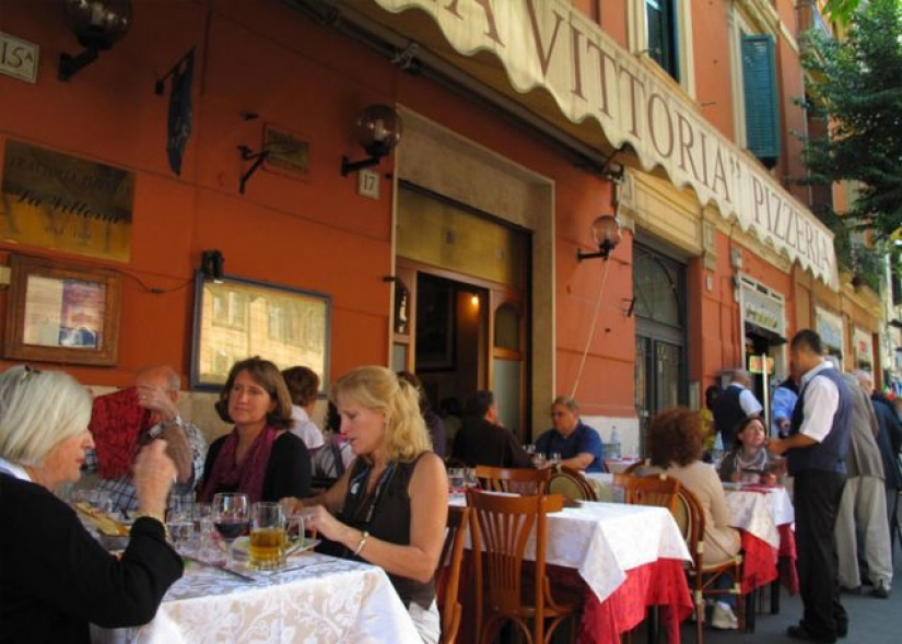 18 are the most frequently used tourist scams, which work until now, because they are known to little people
