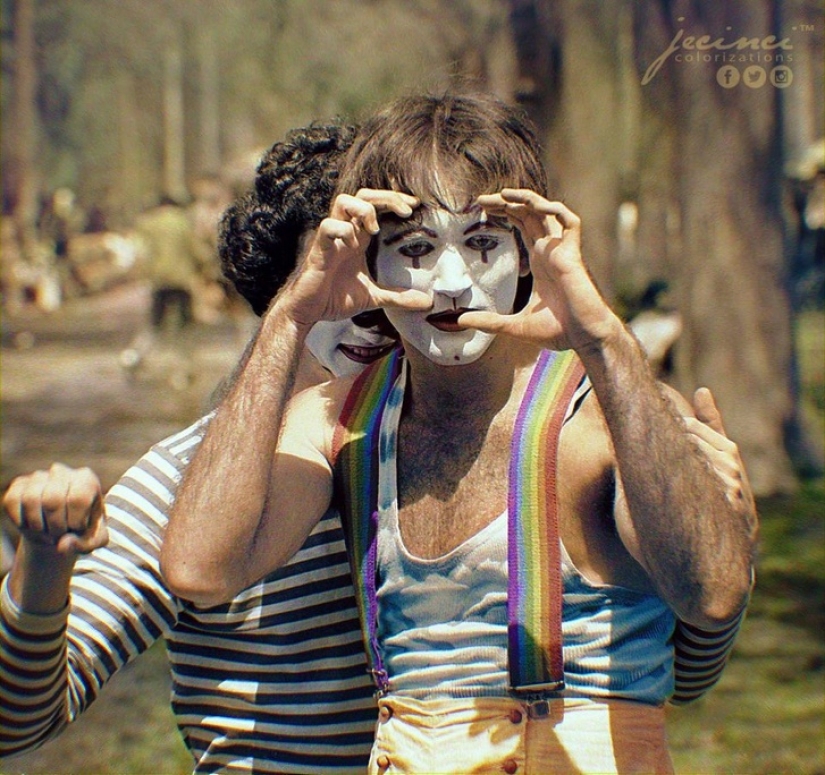 19 colored historical photographs