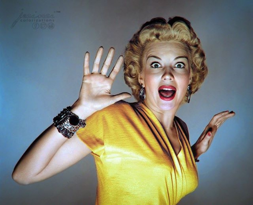 19 colored historical photographs