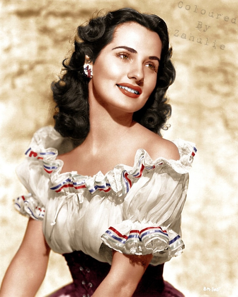 19 colored historical photographs