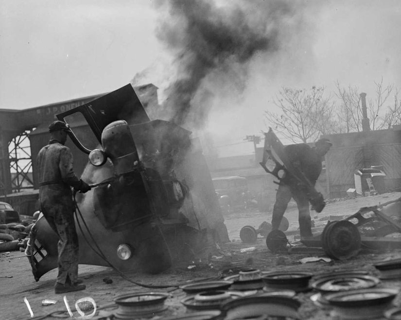 1942: how Americans collected scrap metal for the military industry 1942: how Americans collected scrap metal for the military industry