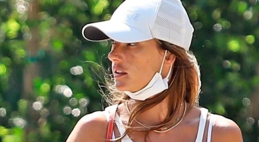20 celebrities who wear a protective mask on their chin