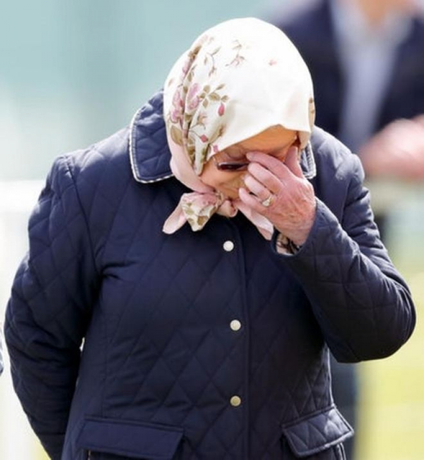 25 "carbon monoxide" photos of Queen Elizabeth II, which can easily become memes
