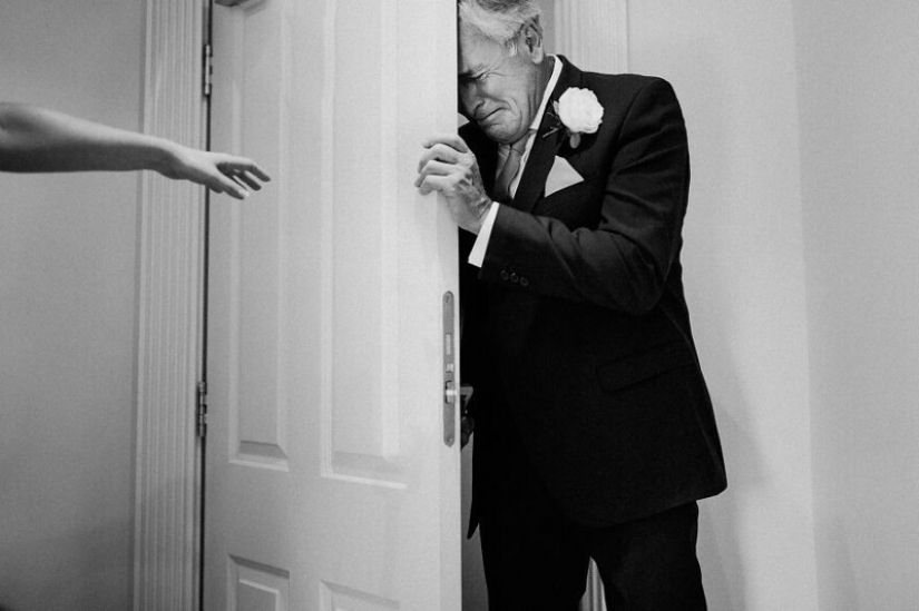 26 conmovedoras fotos de padres que no retuvieron las emociones en la boda de sus hijas