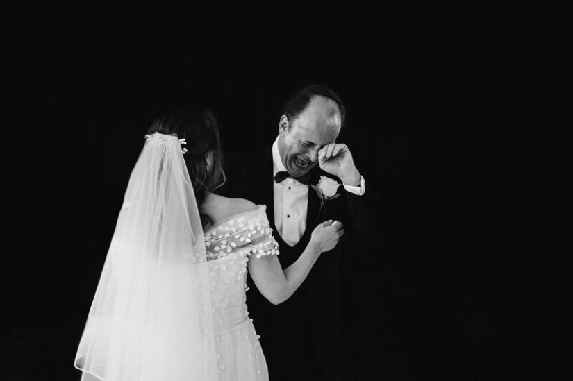 26 conmovedoras fotos de padres que no retuvieron las emociones en la boda de sus hijas