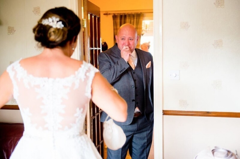 26 conmovedoras fotos de padres que no retuvieron las emociones en la boda de sus hijas