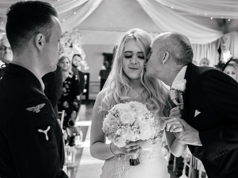 26 conmovedoras fotos de padres que no retuvieron las emociones en la boda de sus hijas