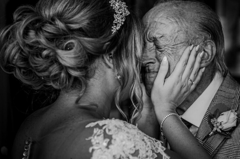 26 conmovedoras fotos de padres que no retuvieron las emociones en la boda de sus hijas