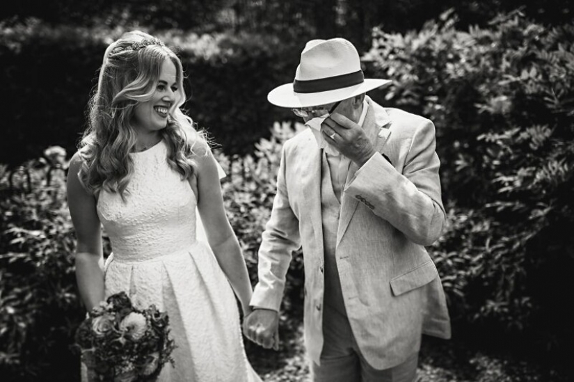 26 touching photos of fathers who did not hold back emotions at the wedding of their daughters 26 touching photos of fathers who did not hold back emotions at the wedding of their daughters