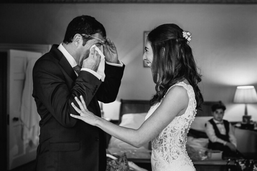 26 touching photos of fathers who did not hold back emotions at the wedding of their daughters 26 touching photos of fathers who did not hold back emotions at the wedding of their daughters