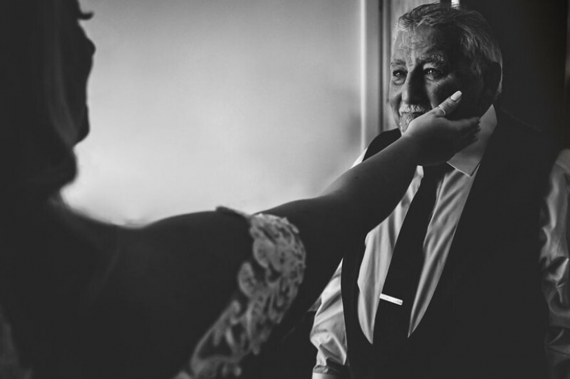 26 touching photos of fathers who did not hold back emotions at the wedding of their daughters 26 touching photos of fathers who did not hold back emotions at the wedding of their daughters
