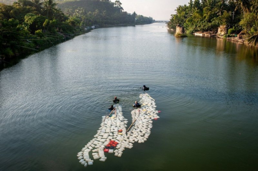 3 km swim overcome the 80-year-old woman with Sulawesi, to produce drinking water