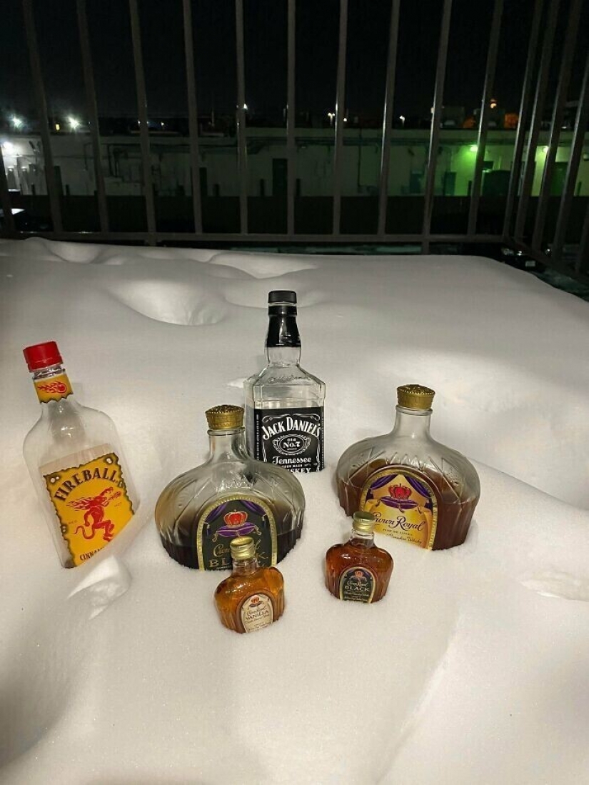 35 photographs about what is happening now in the frozen Texas