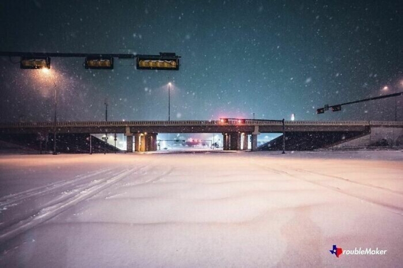 35 photographs about what is happening now in the frozen Texas