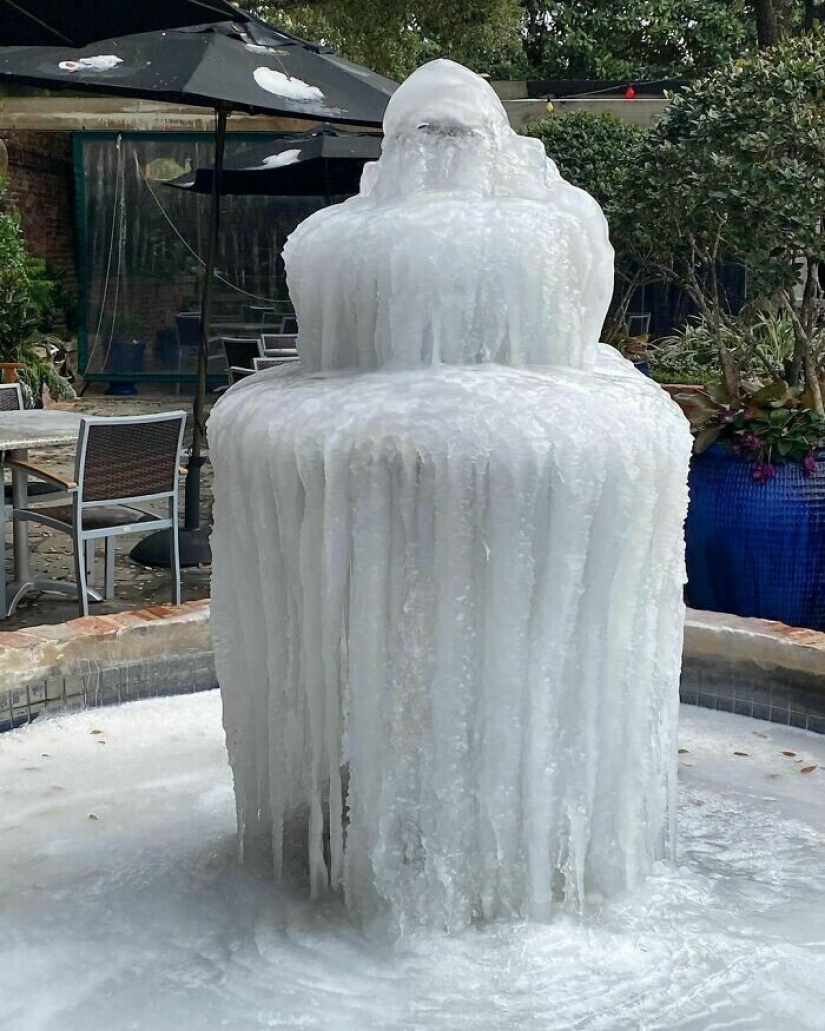 35 photographs about what is happening now in the frozen Texas
