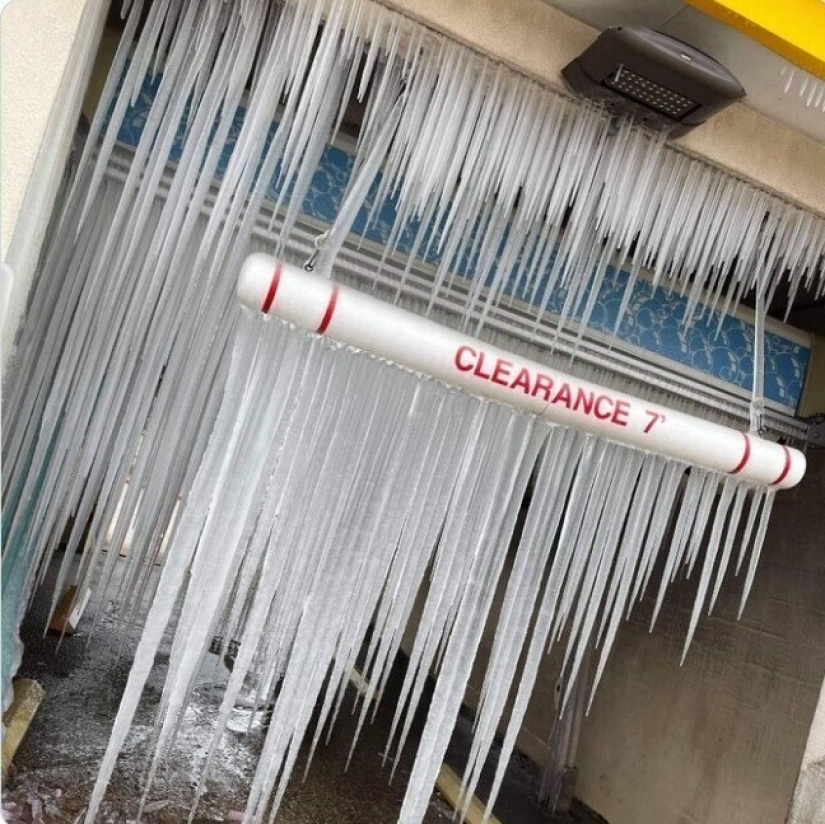 35 photographs about what is happening now in the frozen Texas