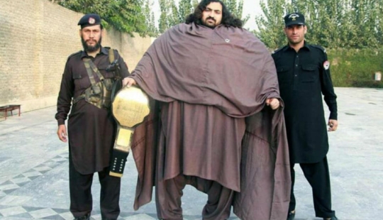430-pound Pakistani eats 36 eggs for breakfast to become a real Hercules