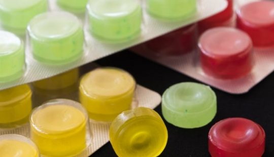 8 alimentos y bebidas que arruinan tus dientes peor que los dulces