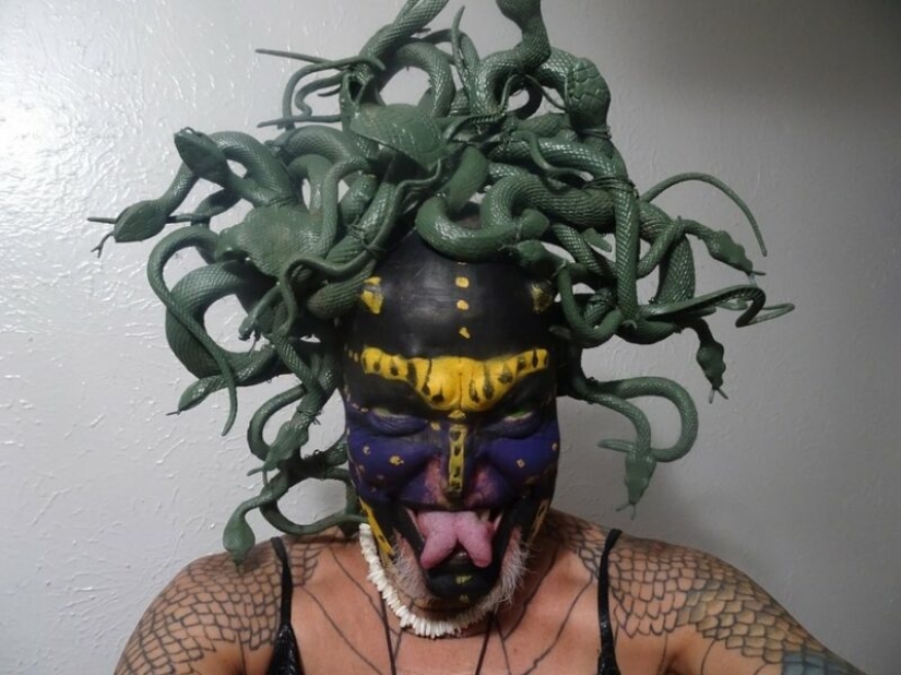 A banker from the USA paid 6 million to change his life and become a "reptiloid" A banker from the USA paid 6 million to change his life and become a "reptiloid"