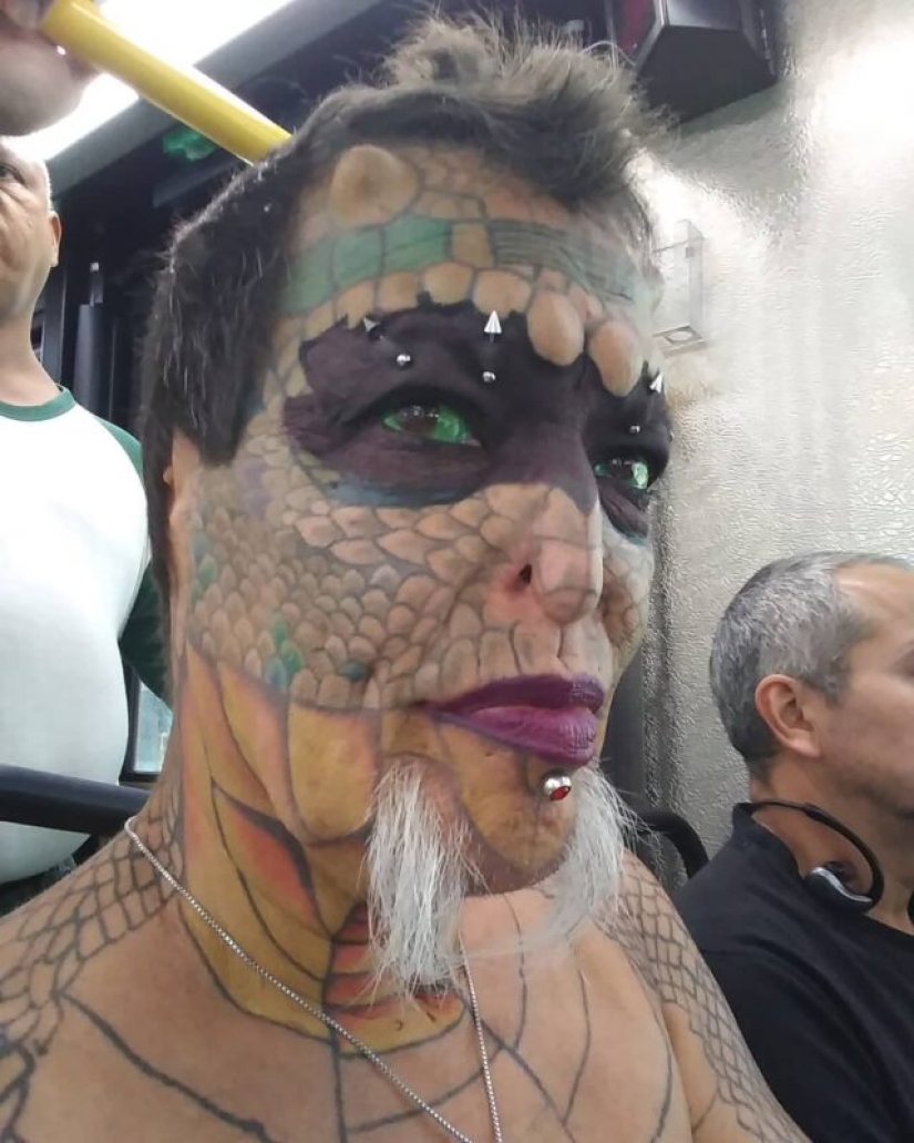 A banker from the USA paid 6 million to change his life and become a "reptiloid" A banker from the USA paid 6 million to change his life and become a "reptiloid"