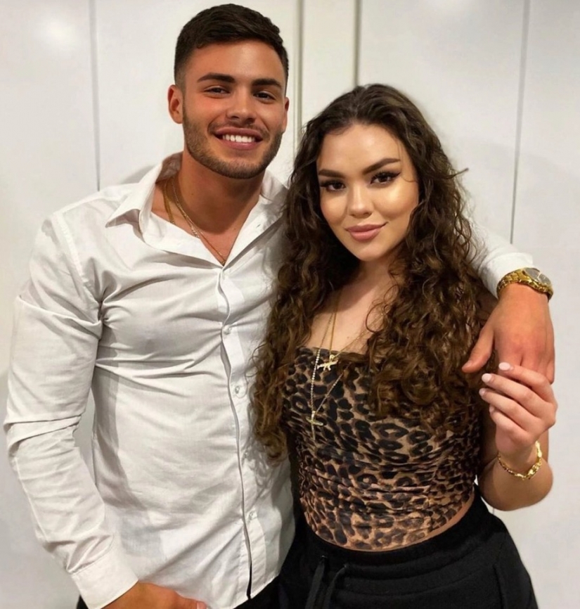 A couple of lovers or a brother and sister? Instagram users guess who the people in the photos are to each other A couple of lovers or a brother and sister? Instagram users guess who the people in the photos are to each other